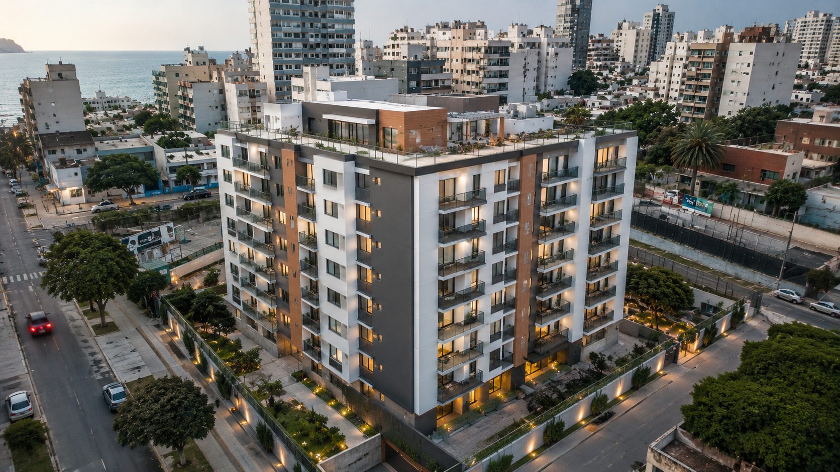 Edificio residencial frente al mar en Lima, al atardecer